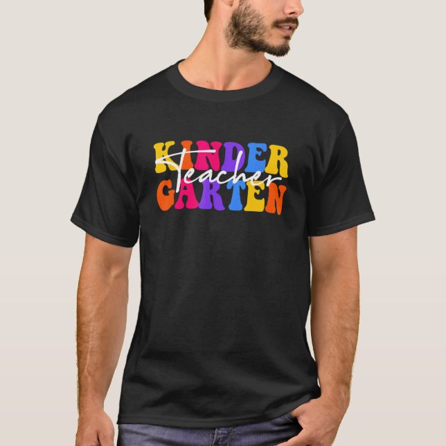 T-shirt Kindergarten Teacher Groovy Happy First Day Of Sch (Devant)