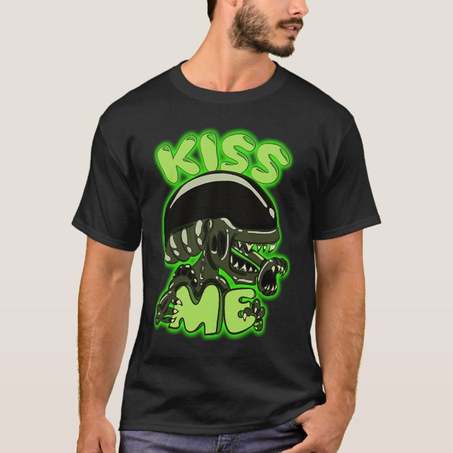 T-shirt Kiss Me Funny UFO Alien Science Fiction (Devant)