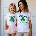 T-shirt Kiss Me Im Irish Green Womens St. Patricks Day<br><div class="desc">Le tee - shirt de la Saint-Patrick,  un graphisme féminin mignon,  présente le libellé "Kiss Me I'm Irish" avec un habit shamrock vert en trèfle.</div>