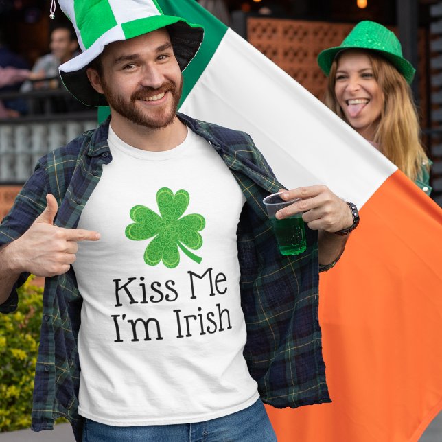T-shirt Kiss Me Je suis Irlandais 4 feuille Clover St Patr (Créateur téléchargé)