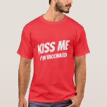 T-shirt Kiss Me Je suis Vacciné Moderne Mignonne Citation<br><div class="desc">"Kiss Me I'm Vaccination" en typographie sans serif moderne,  mignonne et simple</div>
