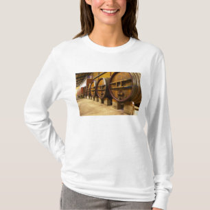 T-shirt La cave à vin avec de grands vieux fûts en bois