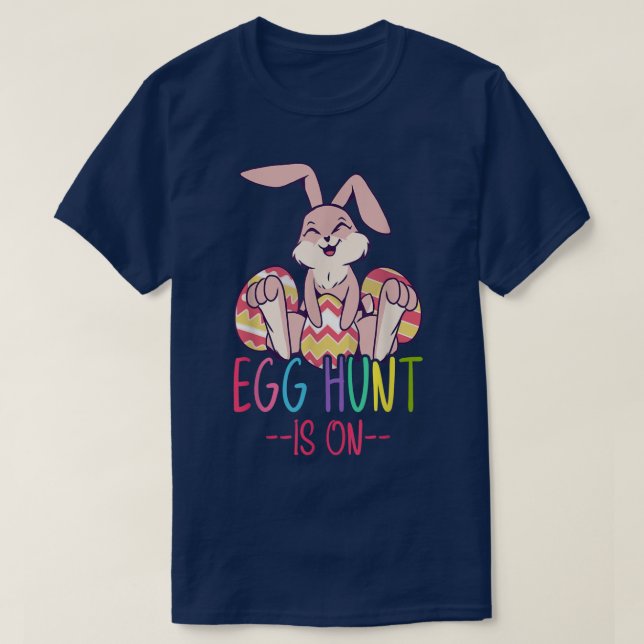 T-shirt La Chasse Aux Oeufs Est Sur Les Joyeux Garçons De  (Design devant)