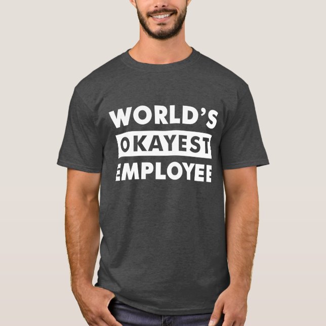 T-shirt La chemise personnalisée de l'employé le plus Okay (Devant)