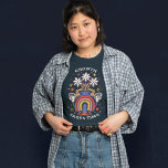 T-SHIRT LA CROISSANCE PREND DU TEMPS À COLORER FLOWER VASE<br><div class="desc">Belle conception avec un vase wainbow aux fleurs blanches et la citation "Croissance prend du temps".</div>