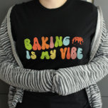 T-shirt La Cuisine Rétro super Est Mon Vibe Tee, Baker<br><div class="desc">T-shirt super 'baking is my vibe'. Il fait un cadeau fantastique pour les boulangers.</div>