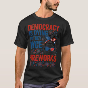 T-shirt La Démocratie Drôle Est En Train De Mourir Mais He