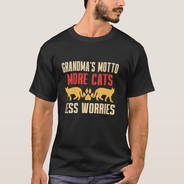 T-shirt La devise de grand-mère Plus de chats Moins de sou (Devant)