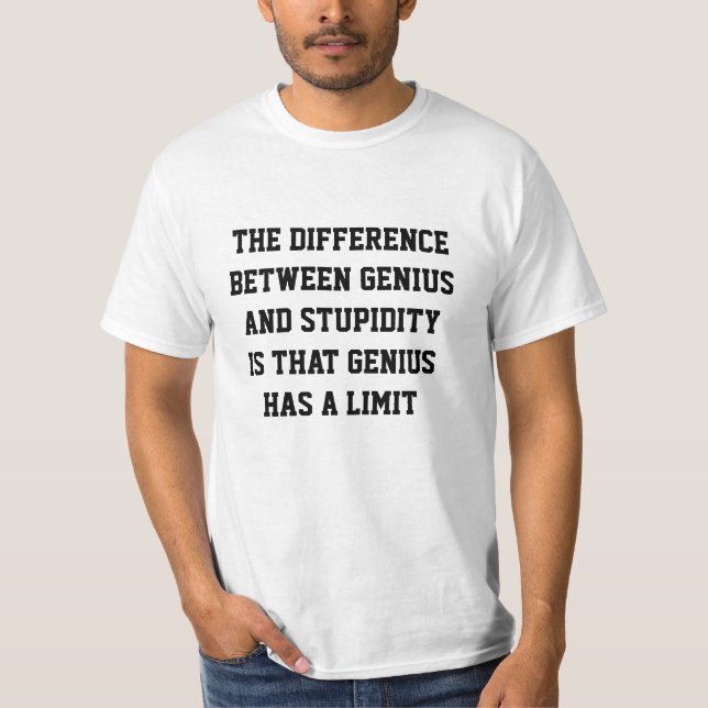 T-shirt La différence entre le génie et la chemise de (Devant)