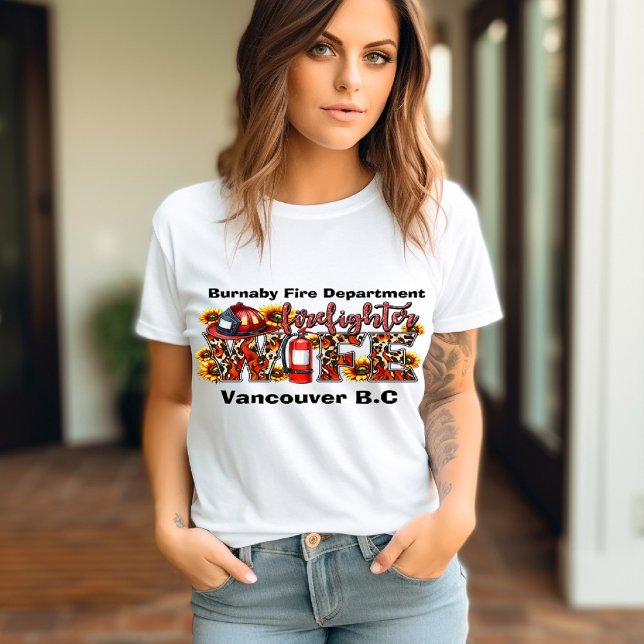 T-shirt La femme du pompier le soutient fièrement (Créateur téléchargé)