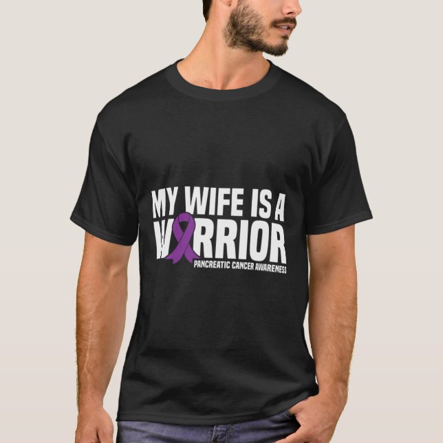 T-shirt La femme est un guerrier violet ruban cancer pancr (Devant)