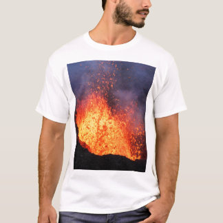 T-shirt La fontaine de la lave chaude éclate du volcan de