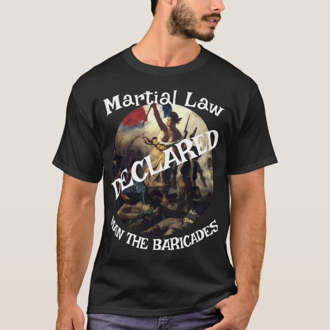 T-shirt La loi martiale Trump suspend les élections de mi- (Devant)
