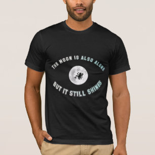 T-shirt La lune est aussi seule, mais elle brille toujours