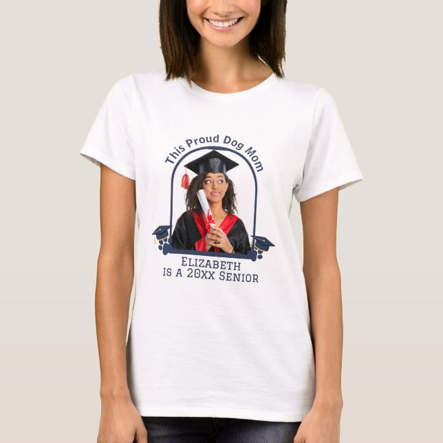 T-shirt La maman Dog Fière est une senior - Graduation sur (Devant)