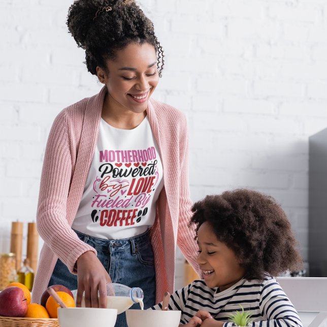 T-shirt La maternité alimentée par l'amour et le café (Créateur téléchargé)