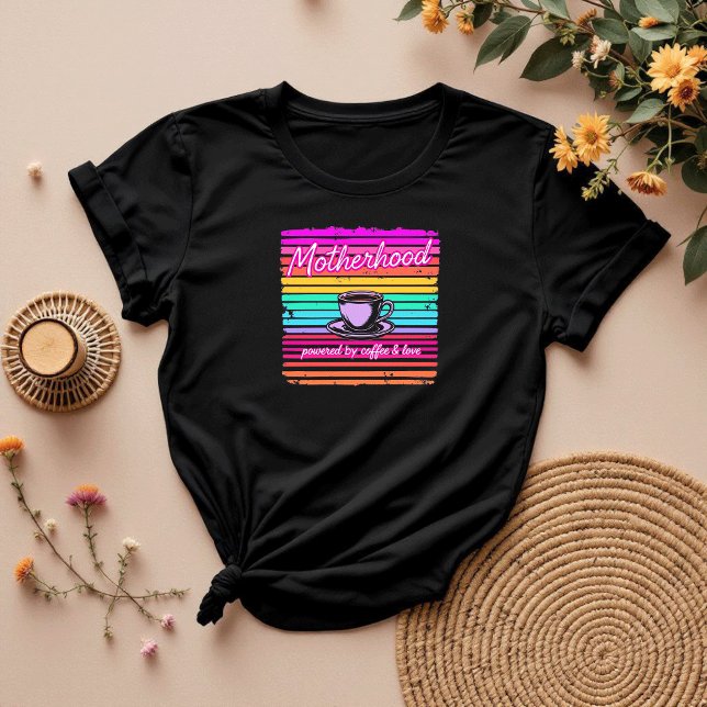 T-shirt La maternité alimentée par le café et l'amour | Ma (Créateur téléchargé)