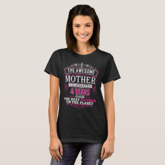 T-shirt La Mère Awesome Célèbre 4 Année Être Meilleur