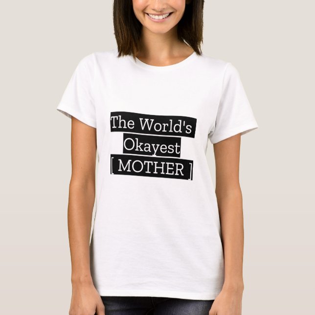T-shirt La mère la plus Okayest au monde (Devant)