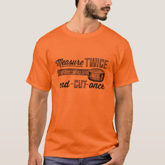 T-shirt La mesure deux fois a coupé par le passé la
