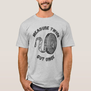 T-shirt La mesure deux fois a coupé par le passé la