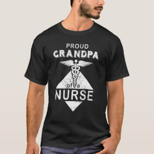 T-shirt La mignonne grande fille est une infirmière fière 