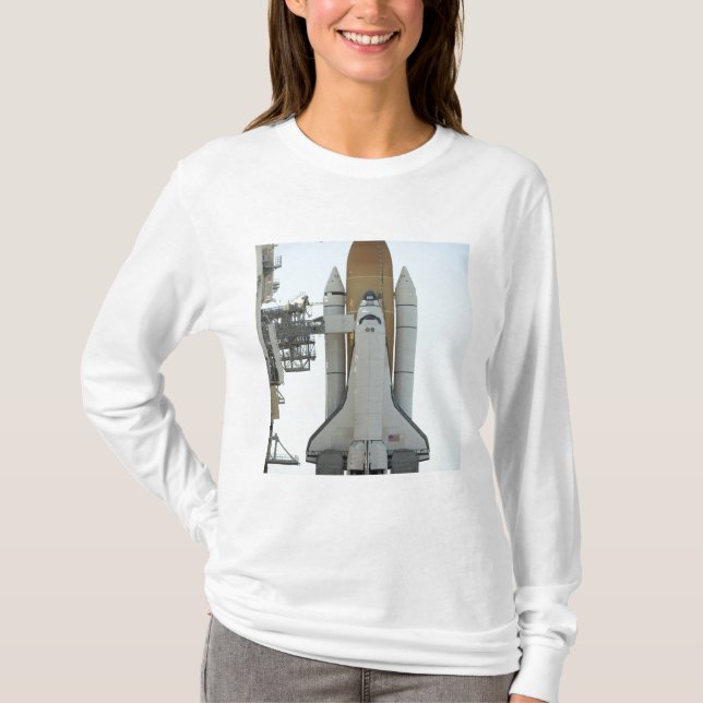 T-shirt La navette spatiale Atlantis se trouve sur le lanc (Devant)