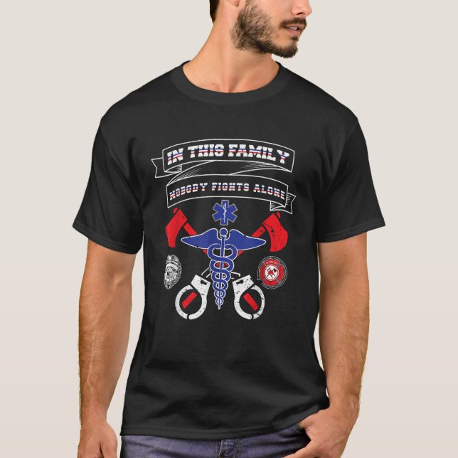 T-shirt La Police Tire Une Chemise EMS Dans Cette Famille  (Devant)