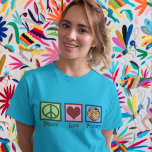 T-shirt La poterie de l'amour pour la paix<br><div class="desc">Un joli cadeau de poterie pour un artiste qui utilise de l'argile et un four pour fabriquer des arts et des pots en céramique. Un joli panneau vert de paix,  un coeur rouge et une belle image de bol de poterie de l'usine Graphics. Un beau cadeau de potier.</div>