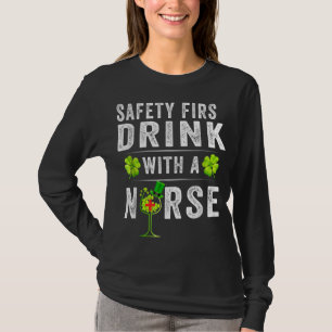 T-shirt La sécurité d'abord boire avec une infirmière St P