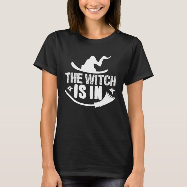 T-shirt La Sorcière Est À Halloween (Devant)