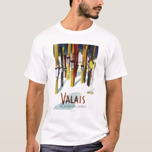 T-shirt La terre du soleil - skis se tenant dans la neige (Devant)