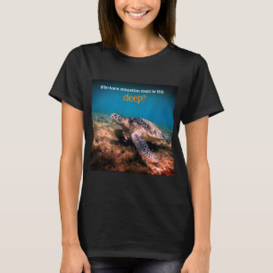 T-shirt La tortue de mer se relaxant sous l'eau