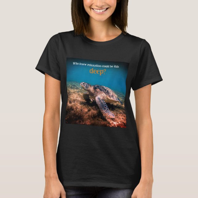 T-shirt La tortue de mer se relaxant sous l'eau (Devant)