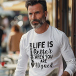 T-shirt La vie chiropraticienne est meilleure quand Cowork<br><div class="desc">Montrez votre passion pour la santé de la colonne vertébrale avec ce t-shirt ludique sur le thème de la chiropraticienne avec le slogan intelligent "La vie est meilleure quand vous êtes aligné." Parfait pour les professionnels de la pratique ou les étudiants en chiropratique, cette chemise de début de conversation combine...</div>