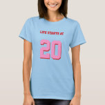 T-shirt La Vie Commence À 20 Funny 20e Anniversaire<br><div class="desc">Humoristique 20e Anniversaire Joke Life Commence À 20 T-Shirt. Un t-shirt de fille drôle avec des numéros d'âge rose personnalisables "20" et le texte personnalisable "La vie commence à". Ce tee 20e anniversaire amusant et cool unique est entièrement personnalisable,  ajoutez vos textes et images !</div>