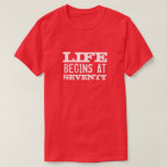 T-shirt La vie commence à 70 Funny 70th Birthday party che<br><div class="desc">La vie commence à 70 drôles t-shirt 70th Birthday. Tête de citation amusante pour les hommes et les femmes de soixante-dix ans. Modifier l'âge en conséquence. Design de typographie vintage défraîchi avec âge personnalisé. Ajoutez votre propre numéro personnalisé. Jolie surprise fête d'anniversaire idée cadeau pour papa légendaire, maman, père, mari,...</div>