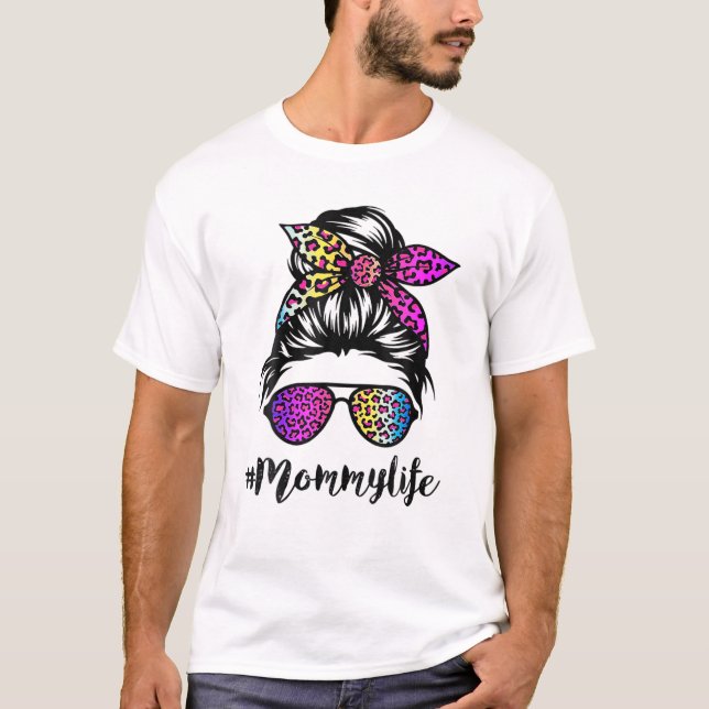T-shirt La vie de maman avec Rainbow Leopard Messy Bun Mèr (Devant)