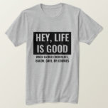 T-shirt La vie est bonne Funny Motivationnelle et Inspirat<br><div class="desc">Ce drôle de design motivationnel et inspirant dit "Hey, la vie est bonne" et en dessous il dit "quand on mange du chocolat, du bacon, du gâteau ou des biscuits." Le texte peut facilement être changé à votre goût pour inclure vos favoris! Idée cadeau parfaite pour les accros au chocolat,...</div>