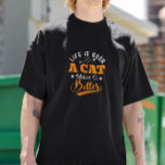 T-shirt La vie est bonne un chat fait mieux<br><div class="desc">Blanc sur noir de typographie rétro design - la vie est Good a Cat en fait un meilleur design pour les amoureux de les chats.</div>