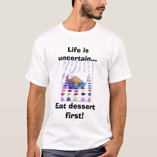 T-shirt La vie est incertaine… mangent le dessert d'abord (Devant)