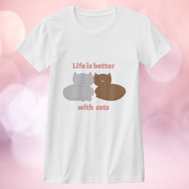 T-shirt La vie est meilleure avec des chats rose (A shirt with a gray cat and a brown cat with the text Life is better with cats.)