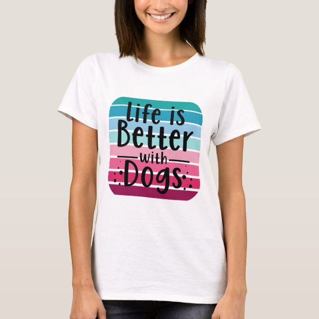 T-shirt La vie est meilleure avec des chiens (Devant)