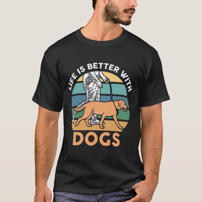 T-shirt La vie est meilleure avec les chiens (Devant)