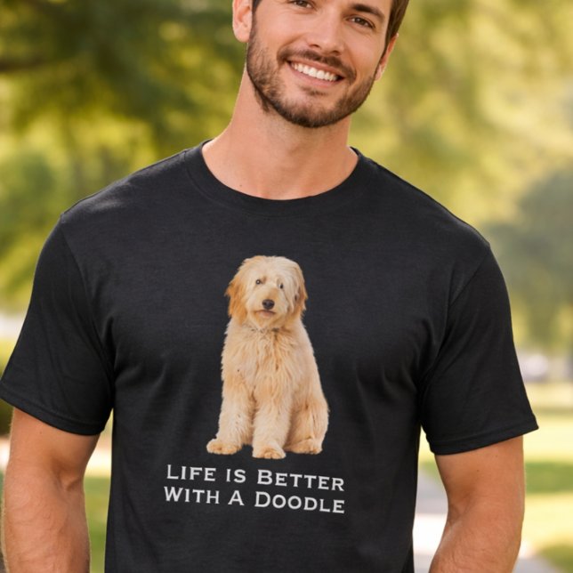 T-shirt La vie est meilleure avec un Doodle (Life is Better with a Doodle T-Shirt. A fun gift idea for goldendoodle lovers)