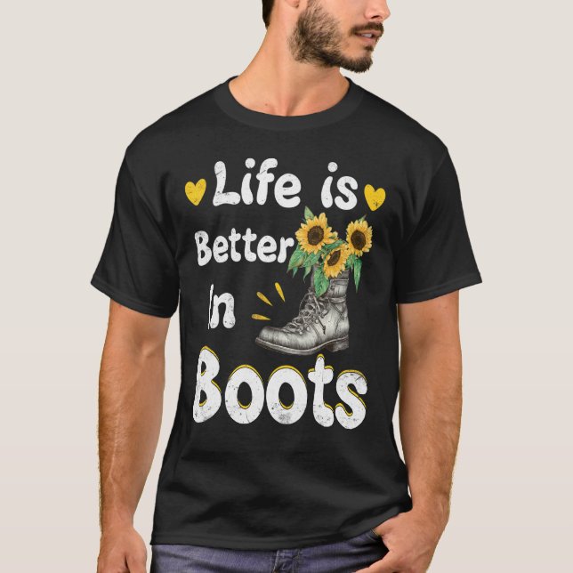 T-shirt La Vie Est Meilleure Dans Les Bottes Country Cowgi (Devant)