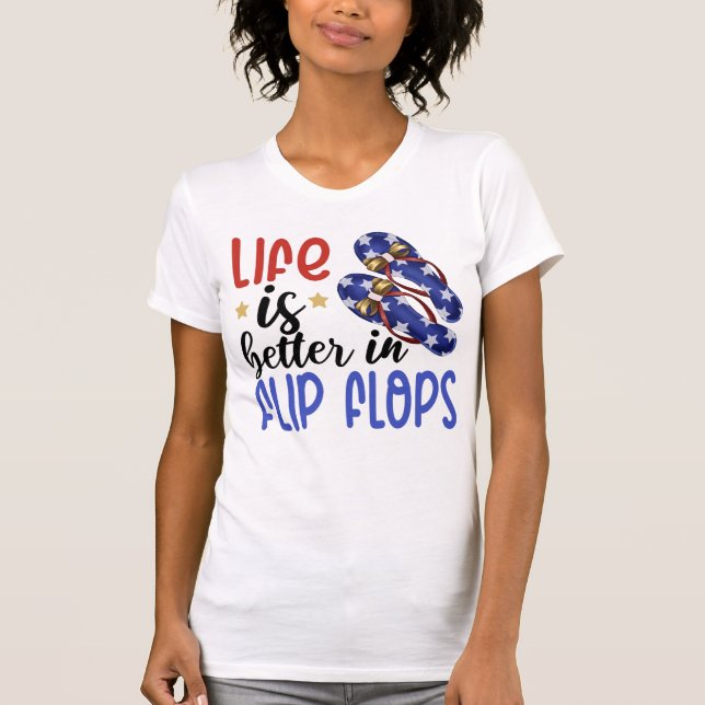 T-shirt La vie est meilleure en tongs Été 4 juillet T- (Devant)