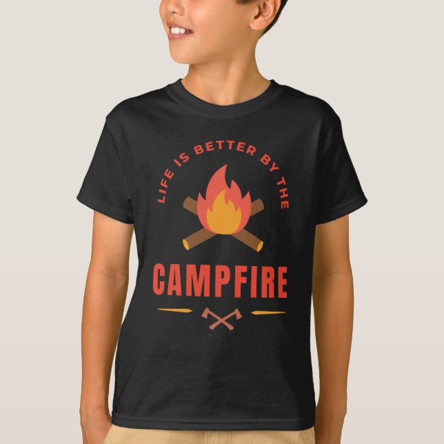 T-shirt La vie est meilleure par le feu de camp (Devant)