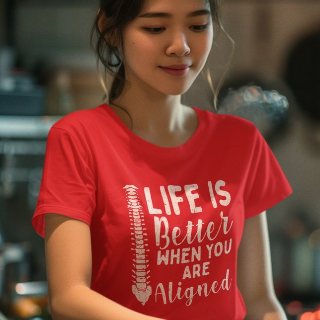 T-shirt La vie est meilleure quand la mère chiropratique a (Life is Better Aligned Chiropractic Womens Red T-Shirt)