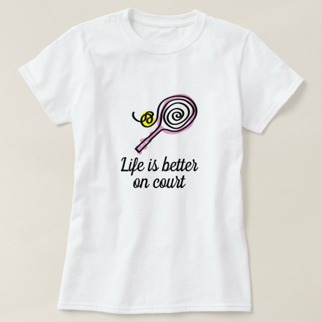 T-shirt La vie est meilleure sur court mignon rose femmes  (Design devant)